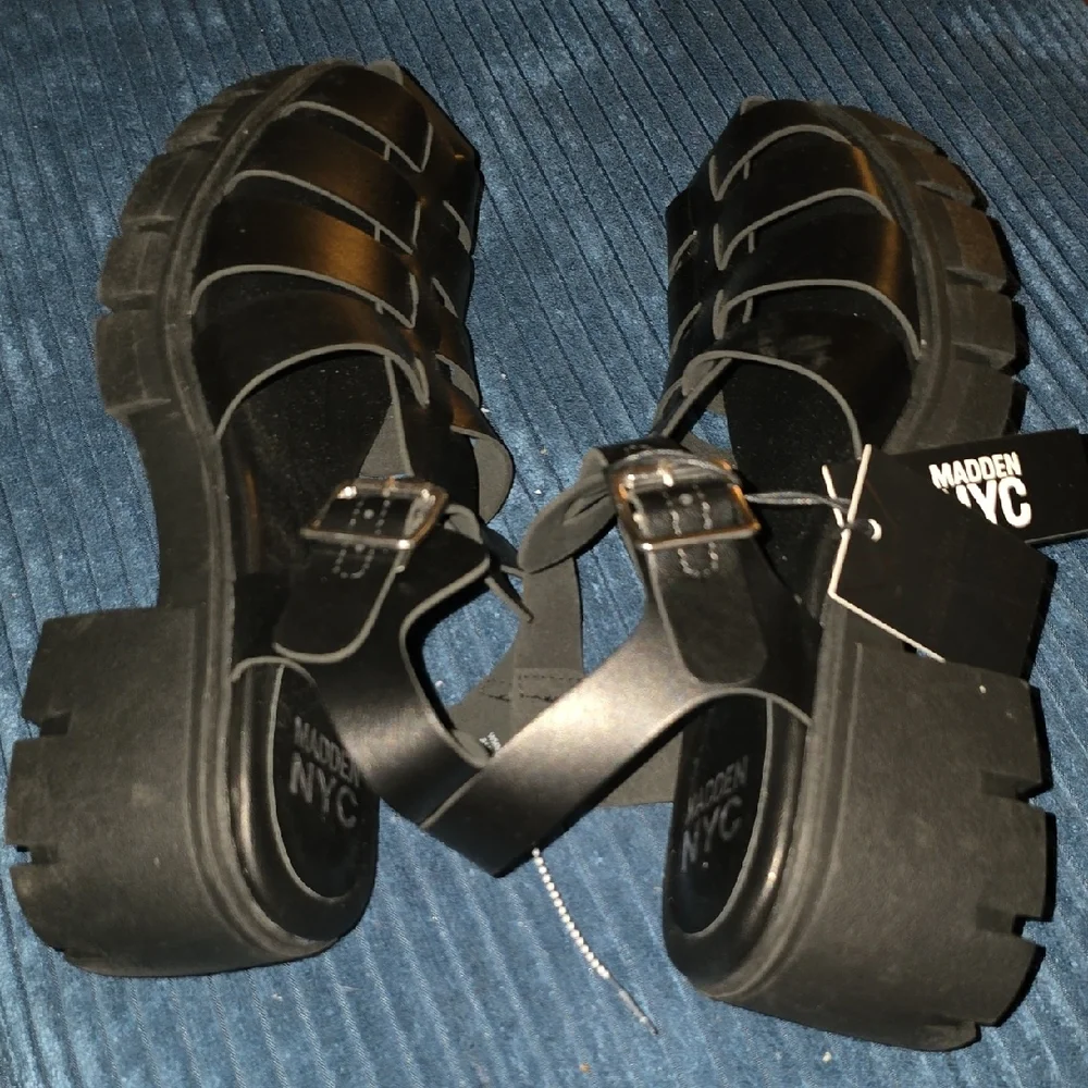 NEW Madden NYC Black Platform Sandals Size 11